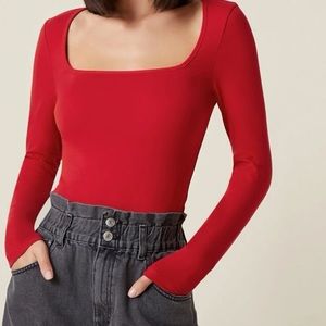 Basic red fitting tee